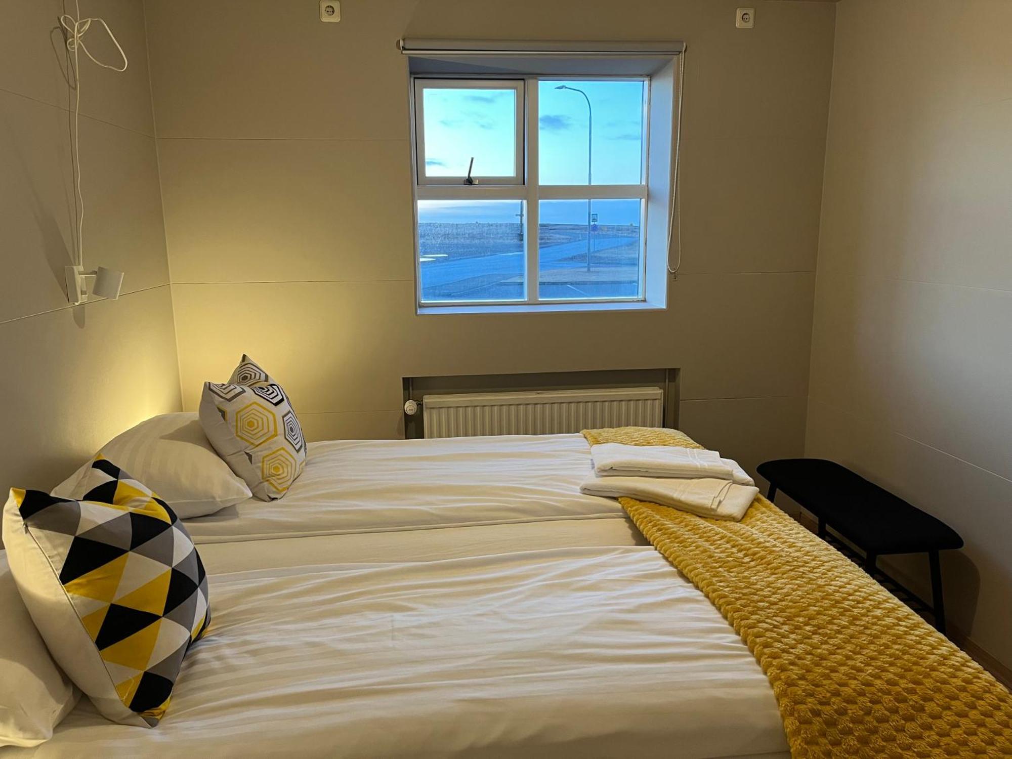 Guesthouse Hvammur By The Harbour เฮิฟน์ ภายนอก รูปภาพ