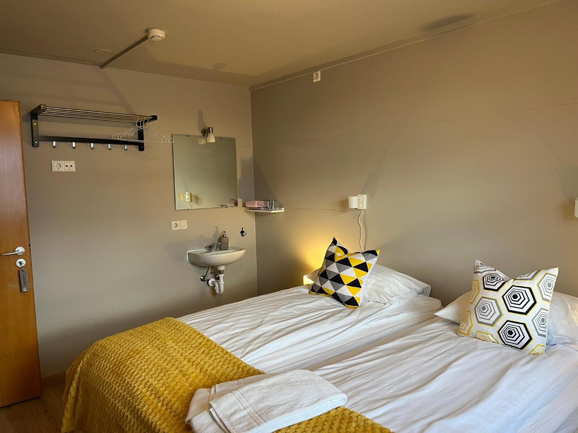 Guesthouse Hvammur By The Harbour เฮิฟน์ ภายนอก รูปภาพ