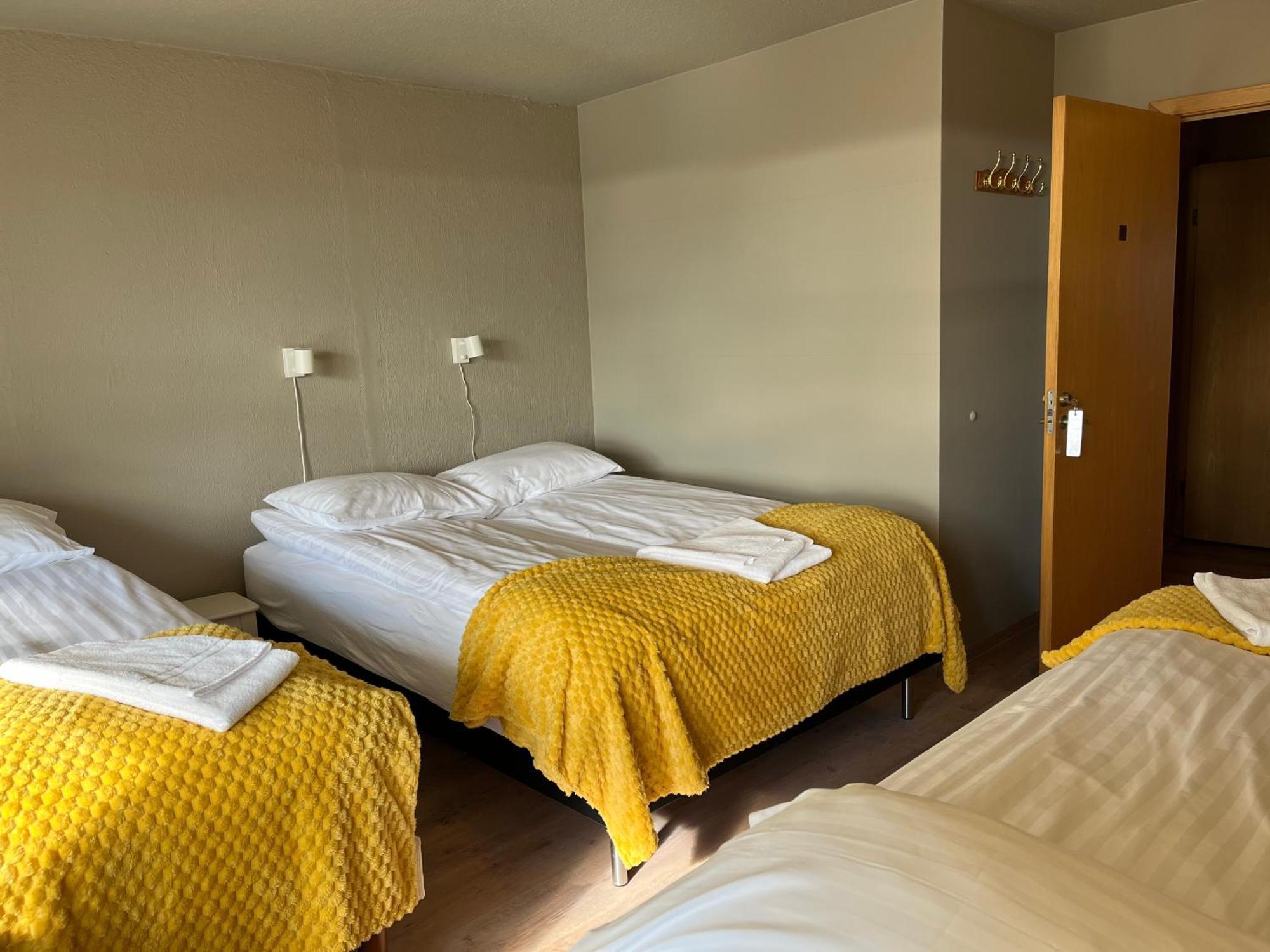 Guesthouse Hvammur By The Harbour เฮิฟน์ ภายนอก รูปภาพ