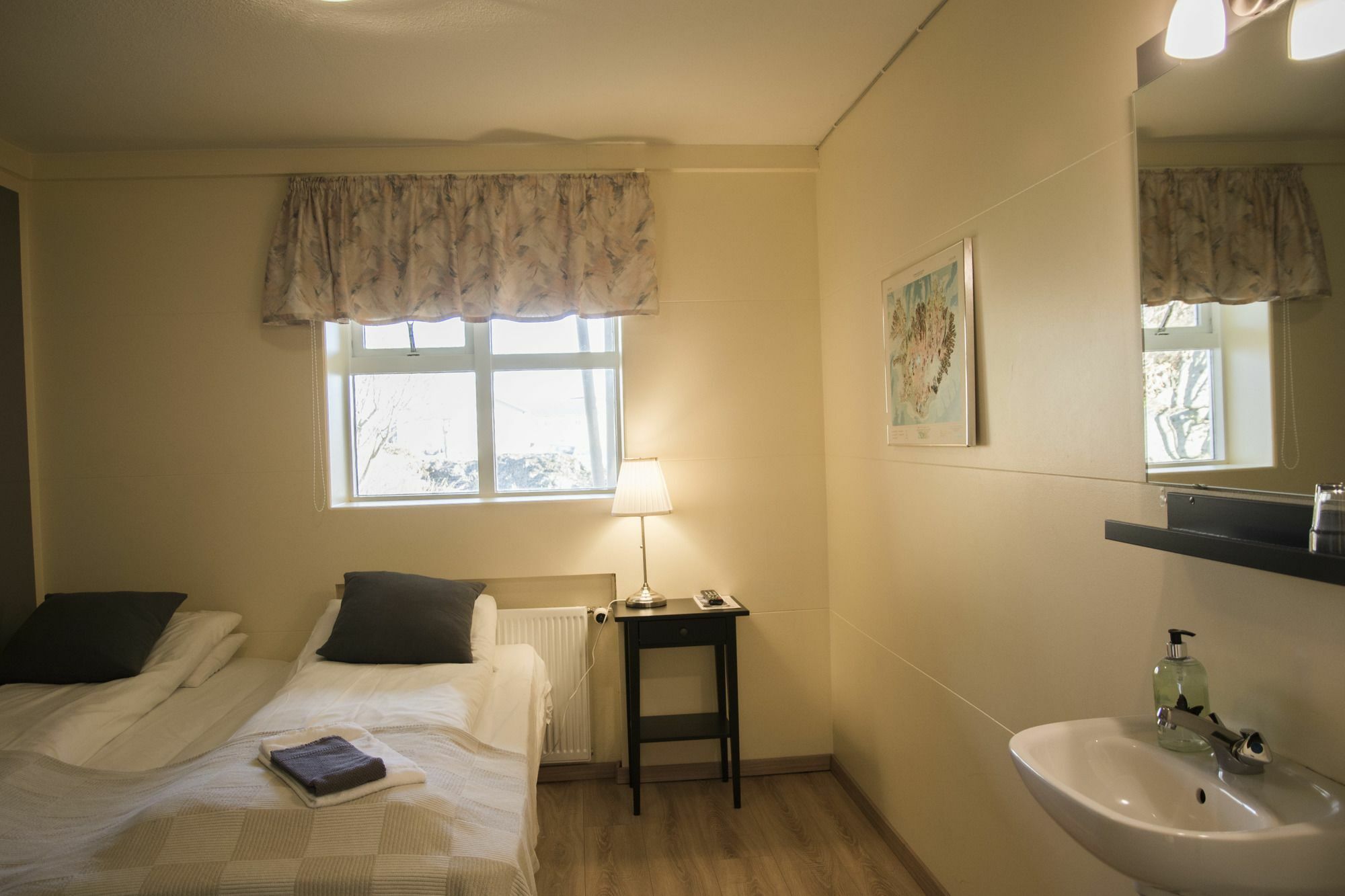 Guesthouse Hvammur By The Harbour เฮิฟน์ ภายนอก รูปภาพ